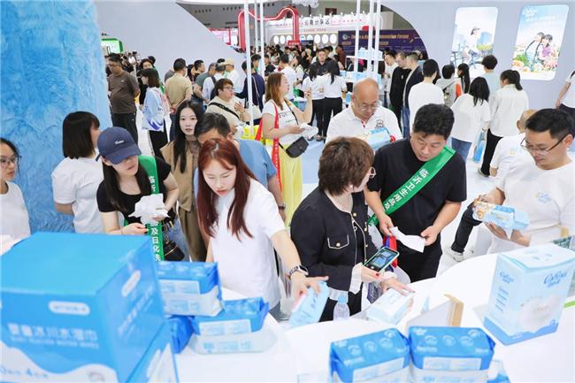 」亮相武汉生活用纸国际科技展览会j9九游会登录可心柔「柔软世界(图4)